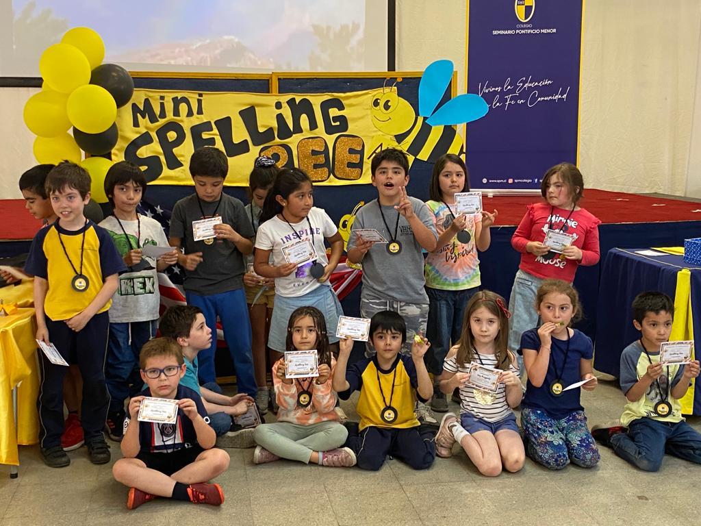 Estudiantes de 1º Básico se divirtieron con un «Mini Spelling Bee»